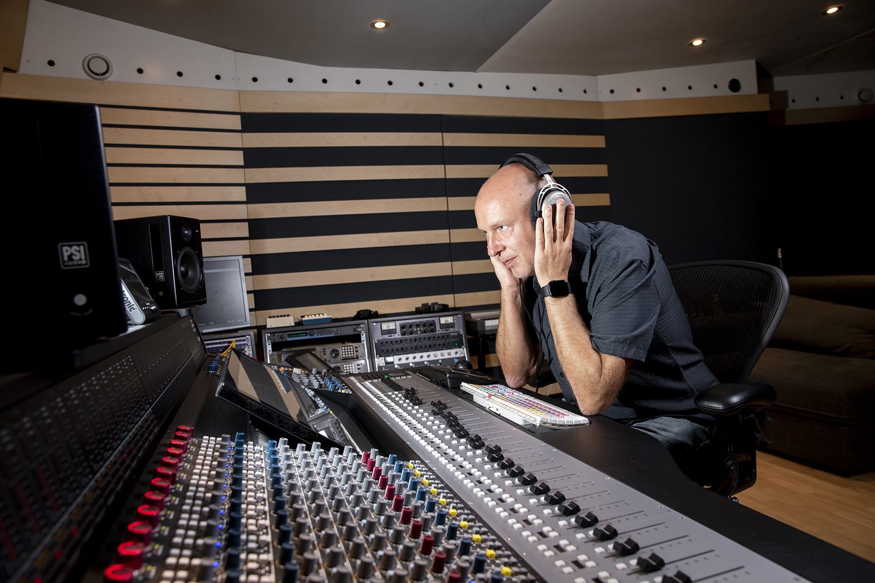 Pascal Brunko dans son studio de Saint-Blaise, ses oreilles à l'affût du moindre son qui ne fait pas corps avec l'ensemble.