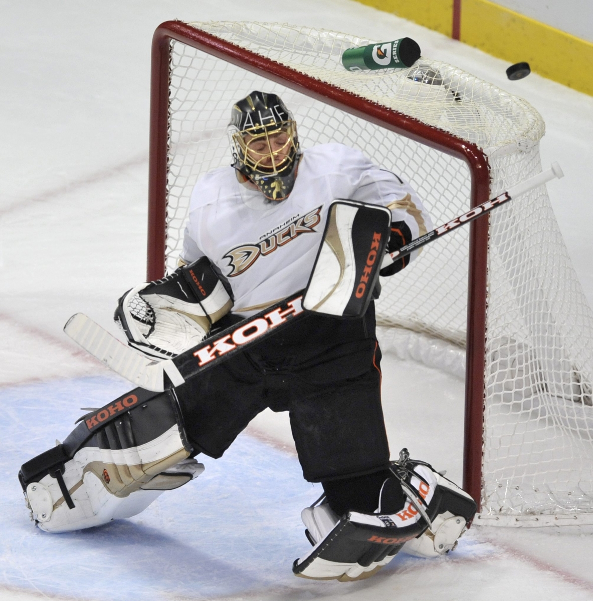 Anaheim Ducks goalie Jonas Hiller, of Switzerland, makes a save against the Chicago Blackhawks during the second period of an NHL hockey game in Chicago, Friday, March, 29, 2013. Anaheim won 2-1. (AP Photo/Paul Beaty)