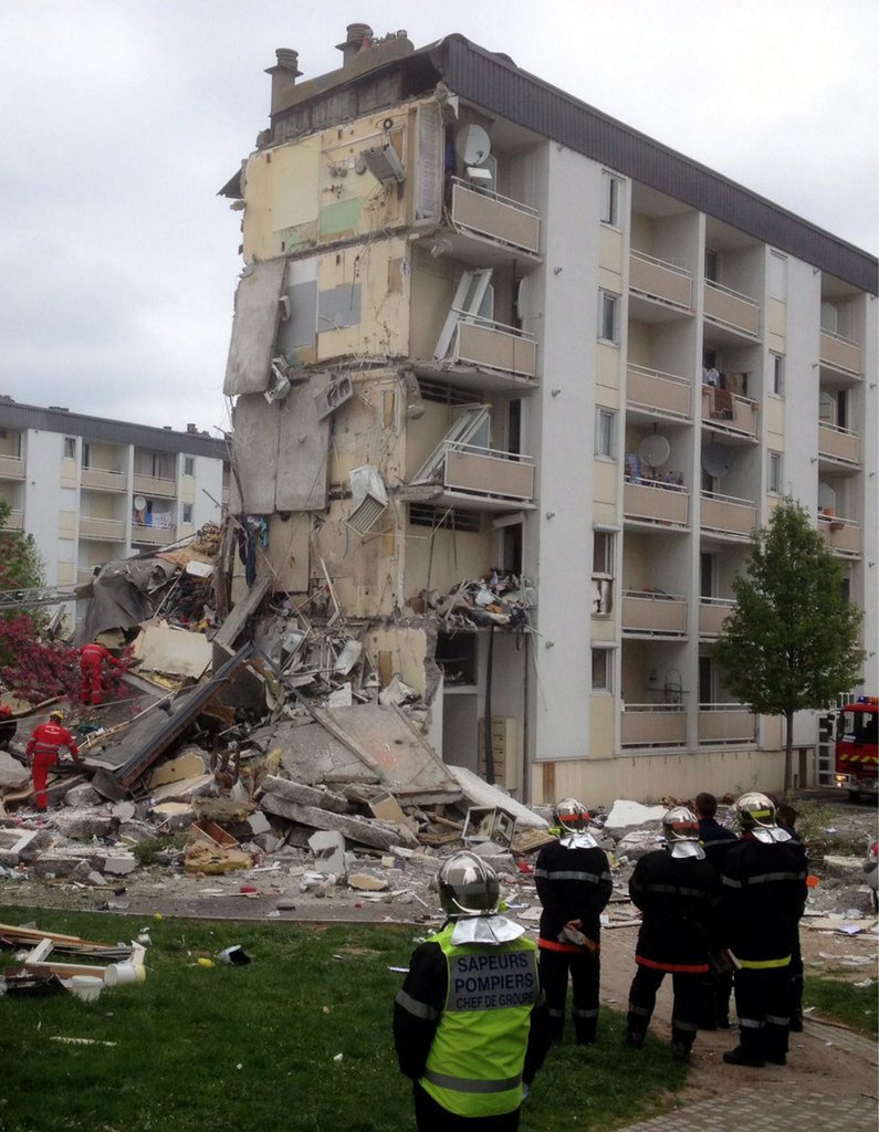epa03679997 Emergency services search through rubble of a collapsed apartment building in Reims, France, 28 April 2013. Two people are reported dead and ten more  injured after an explosion partly destroyed an apartment block in the city of Reims, Eastern France.  EPA/CHRISTIAN LANTENOIS / L'UNION DE FRANCE OUT  NO MAG NO SALES