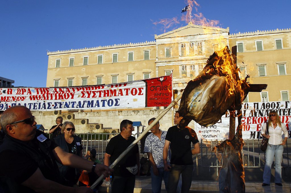 "Les travailleurs grecs sont sacrifiés en échange de prêts", dénonçaient les manifestants dimanche.
