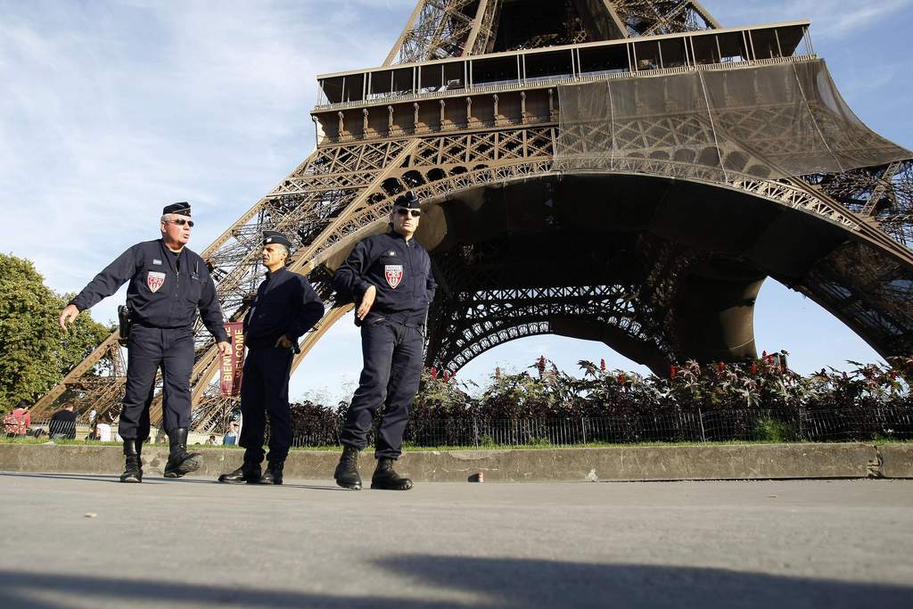 La Tour Eiffel a été évacuée samedi soir à la suite d'un appel anonyme annonçant un attentat pour 21h30.