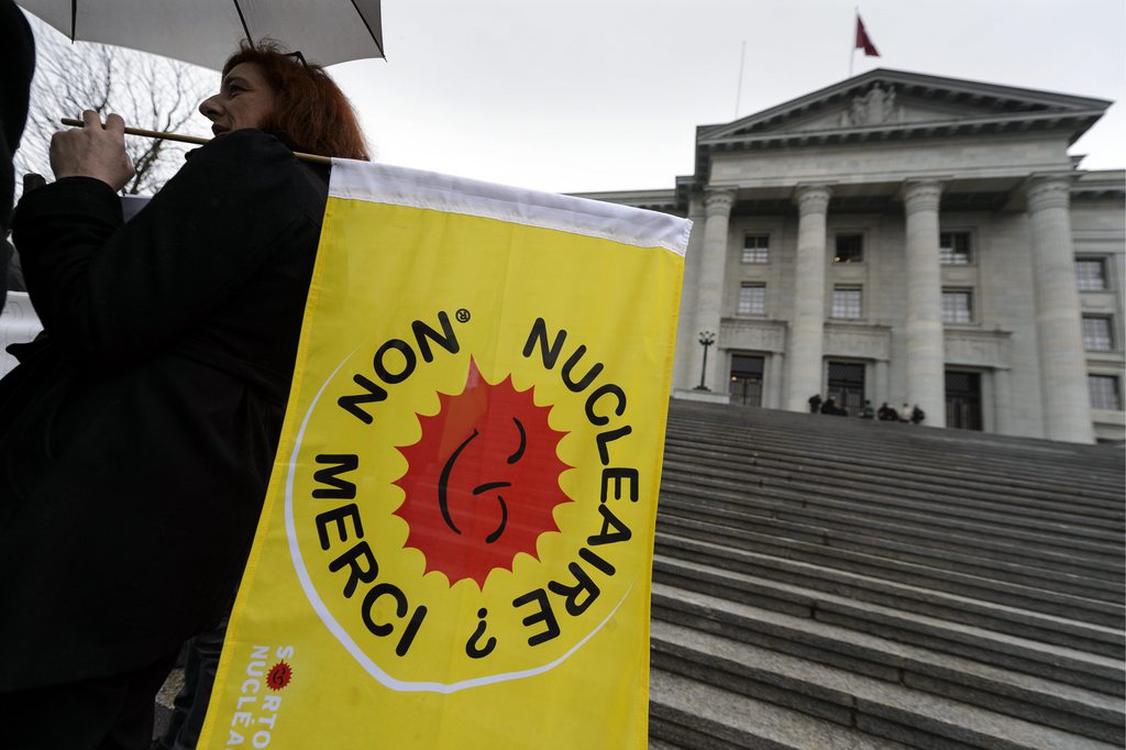Des jeunes Verts manifestent avec un drapeau "Nucléaire? Non Merci" devant le Tribunal fédéral, TF, avant une audience relative à l'arrêt de la centrale nucléaire de Mühleberg ce jeudi 28 mars 2013 à Lausanne. 