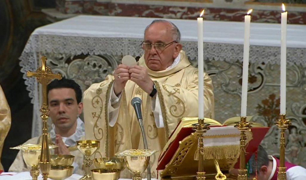 Le pape Benoît XVI a salué la foule une dernière fois. 