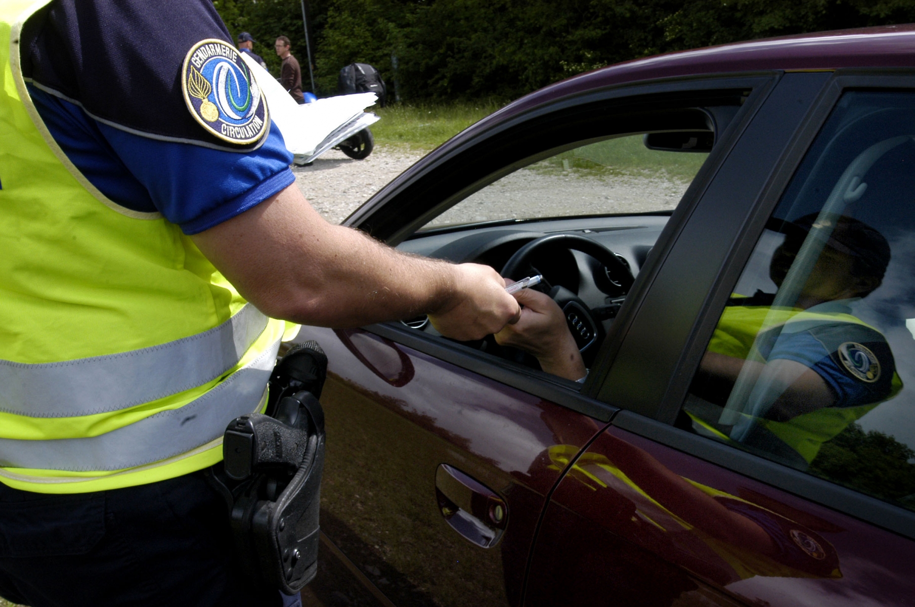 Un policier verbalise un conducteur pris au radar. Route de St-Cergue.                 