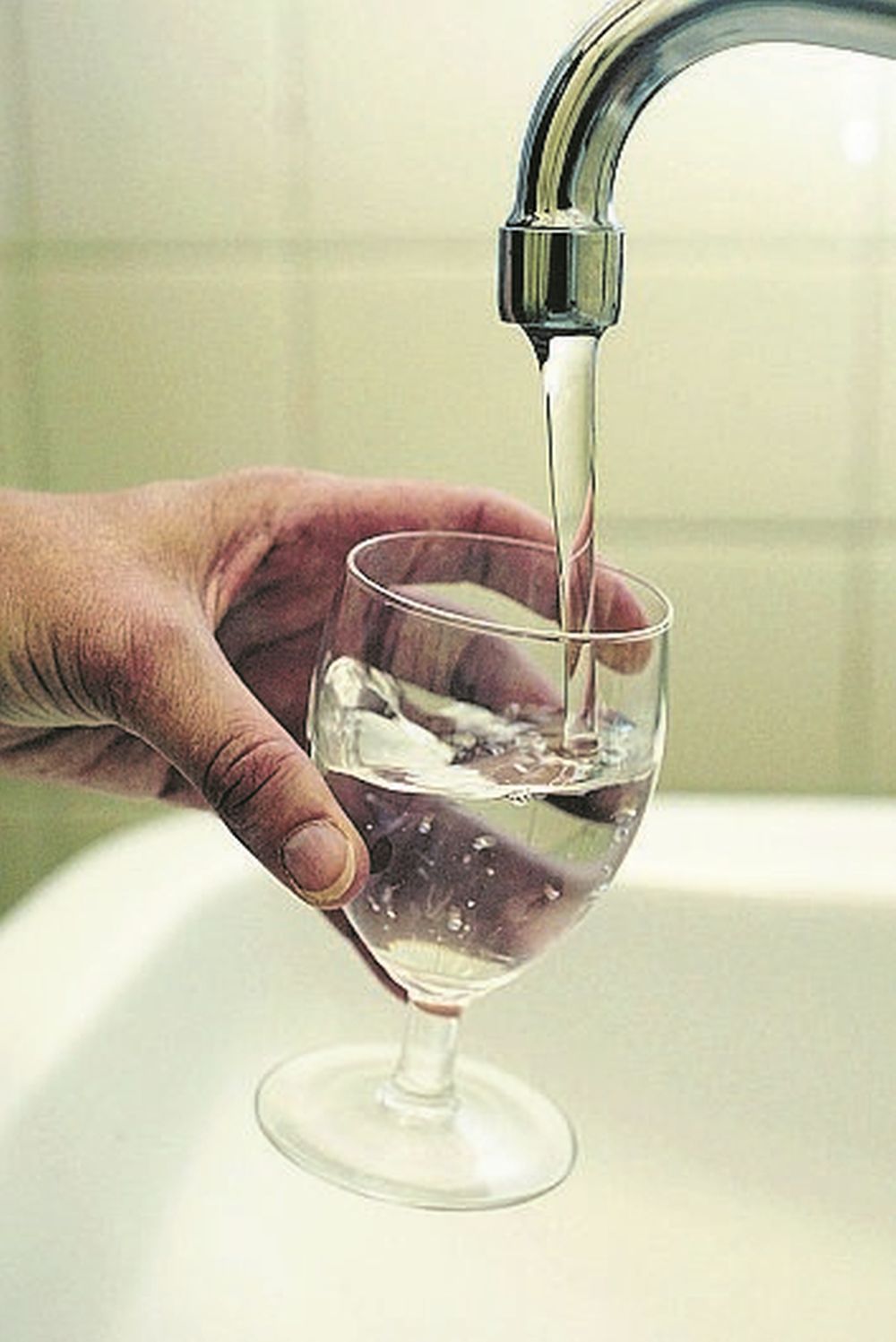 Dans 28 communes zurichoises, l'eau reste potable pour les consommateurs, malgré la présence de pesticides en trop grand nombre dans certaines sources. 