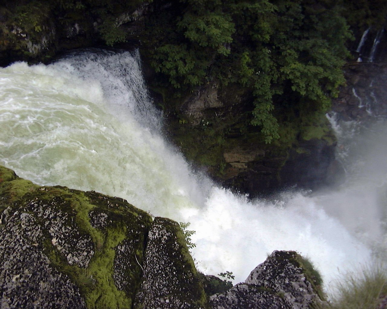 Vouloir aller au plus près de la chute du Saut-du-Doubs en voiture est fortement déconseillé.