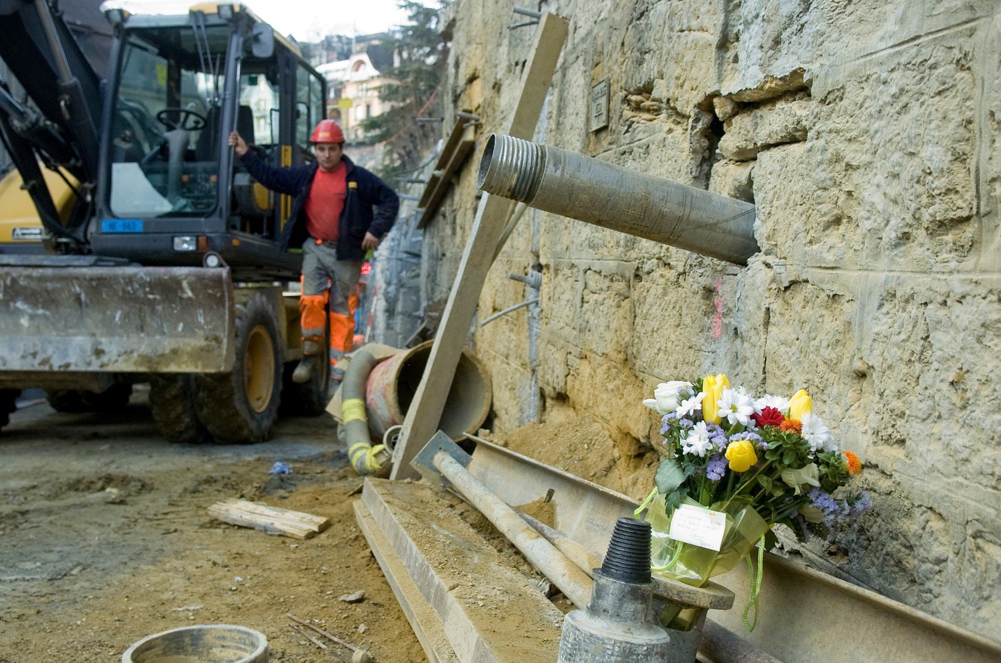 Un bouquet de fleurs avait été placé sur le chantier en mémoire de l'ouvrier décédé.