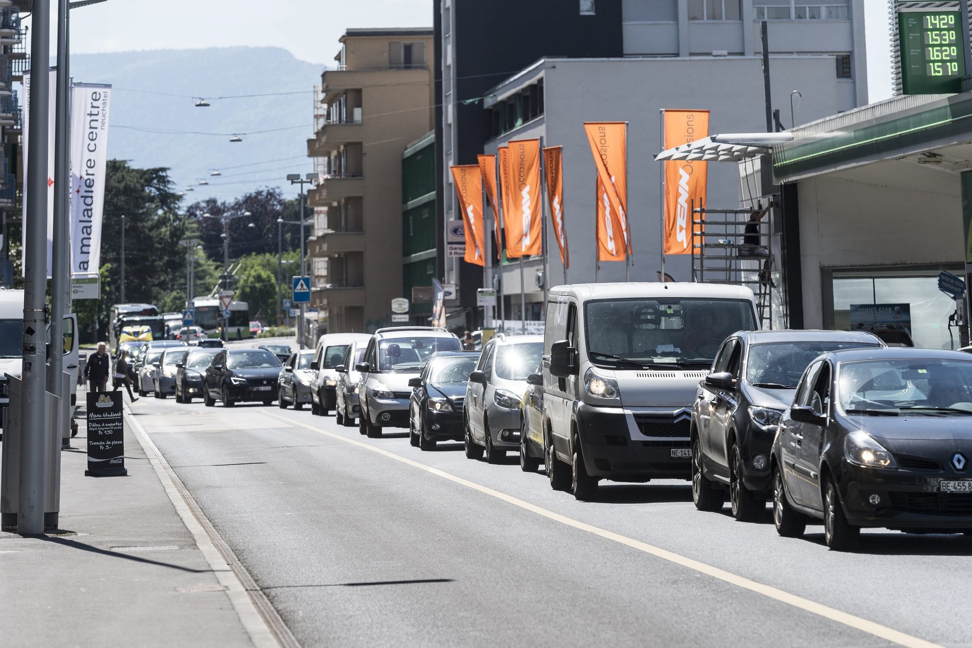 La motion acceptée par le Conseil général vise à diviser par deux d'ici 2035 le trafic motorisé individuel.