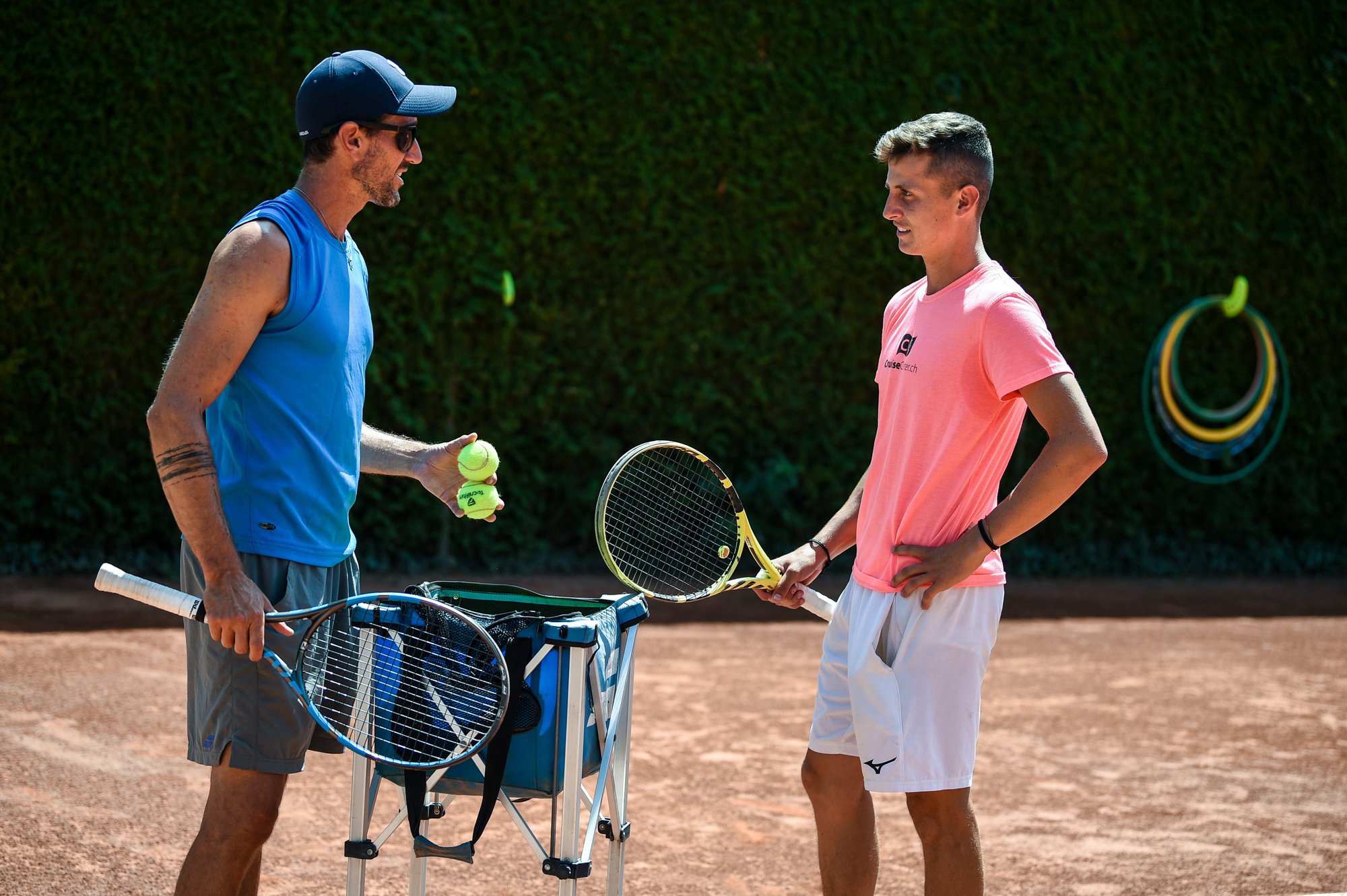 Damien Wenger jouera en Coupe Davis à mi-septembre. Ici, fin juillet au tennis des Cadolles, avec son coach Lionel Grossenbacher.