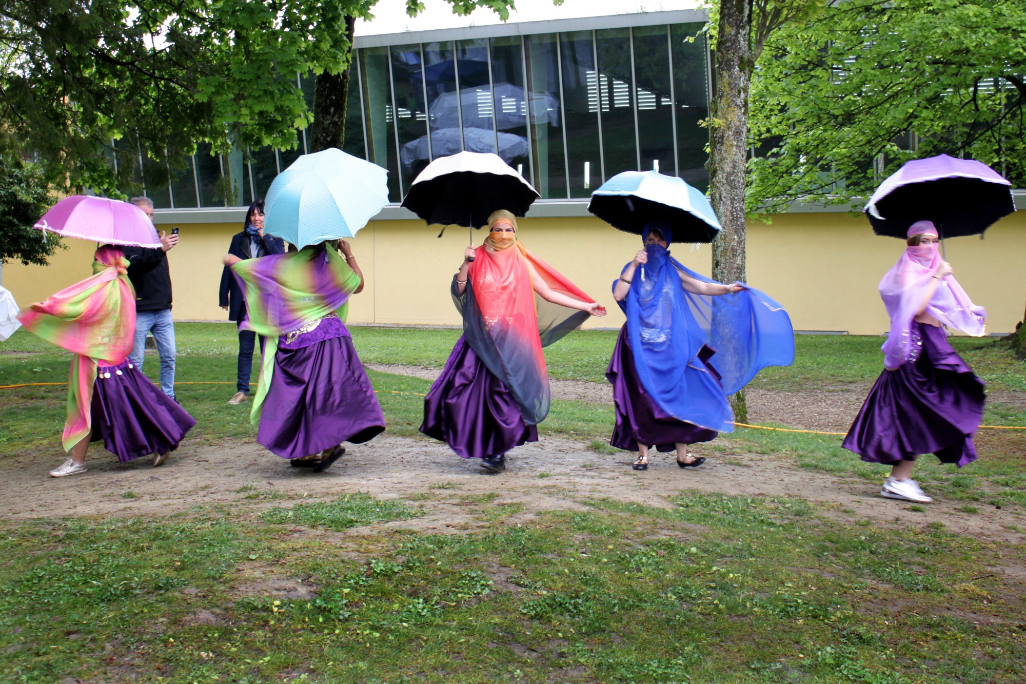 Les danseuses aux parapluies lors de l'édition 2017.