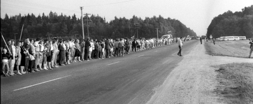 Quelques dizaines de mètres de la chaîne humaine du 23 août 1989 à travers les trois pays baltes, de Vilnius à Tallinn.