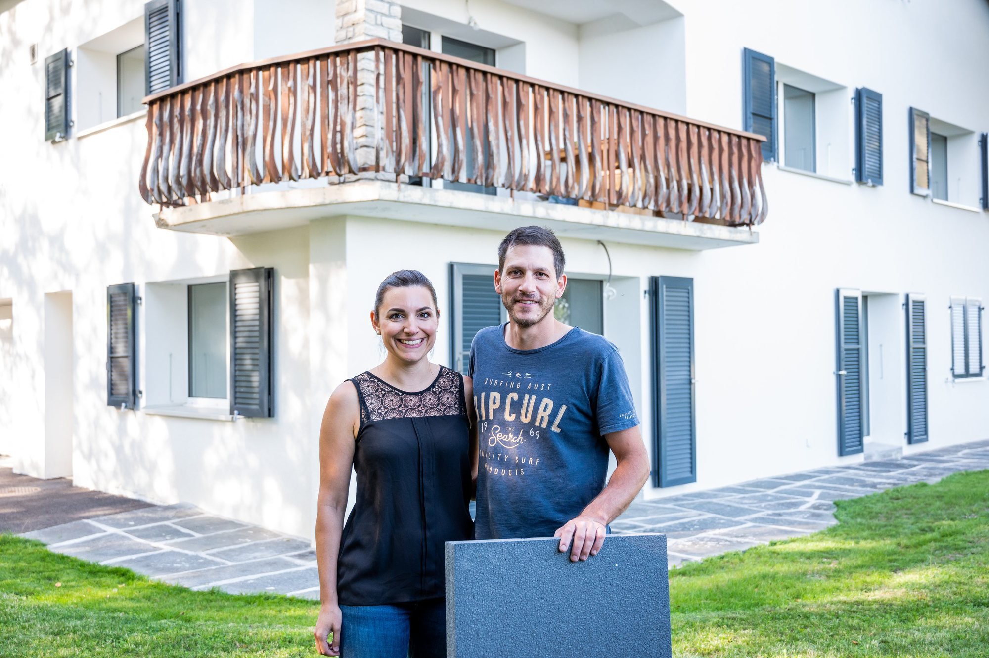 Caroline Jobin et Anthony Stoppa, devant leur maison fraîchement rénovée à Fontainemelon.