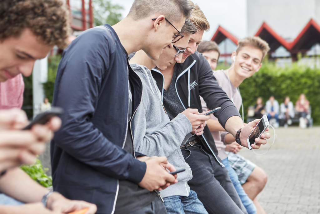 Les jeunes passent en moyenne quatre heures par jour en ligne pendant leur temps libre.