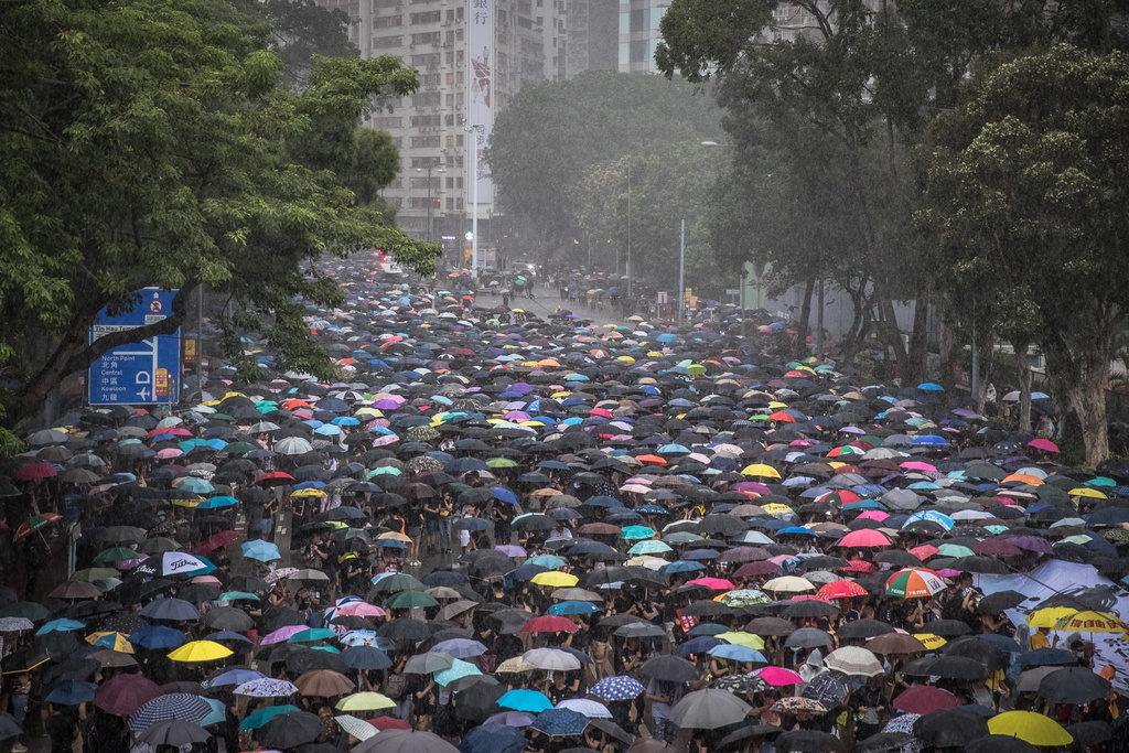 En début d'après-midi, la foule s'était massée sous une pluie battante dans le Parc Victoria, au coeur de l'île de Hong Kong.