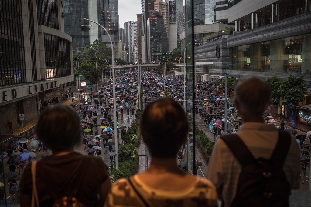 "Nous avons identifié de larges ensembles de comptes qui se comportaient de façon coordonnée de manière à amplifier les messages concernant les manifestations à Hong Kong", souligne le groupe californien.