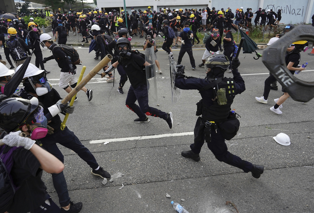 Policiers et manifestants se sont à nouveau affrontés samedi dans les rues de Hong Kong.