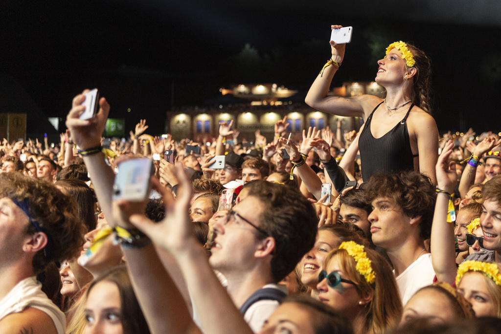 Sortir son "smartphone" en concert est devenu un geste courant.