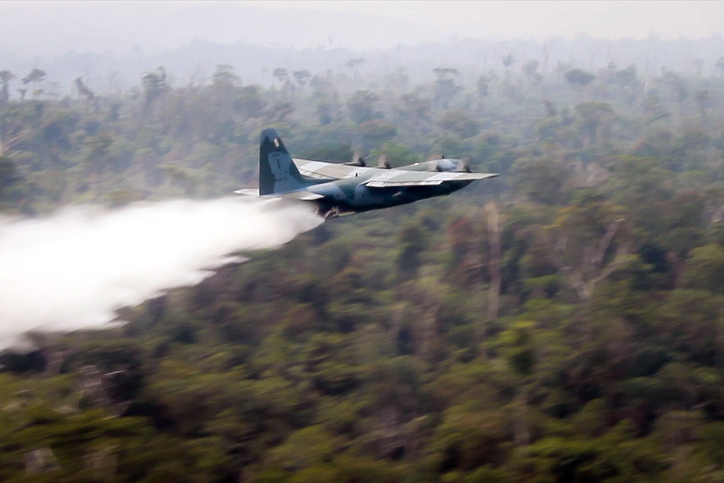 Deux avions C-130 Hercules de la Force aérienne brésilienne ont commencé à larguer des dizaines de milliers de litres d’eau au-dessus de la forêt tropicale.