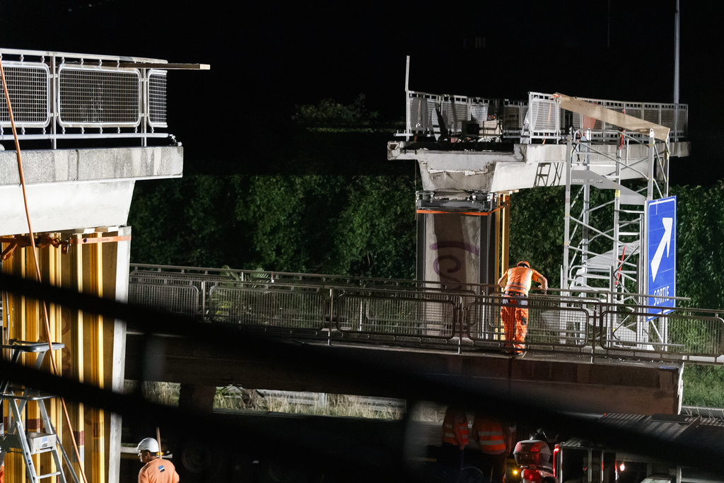 Les ouvriers ont travaillé toute la nuit pour démolir l'ouvrage qui menaçait de tomber sur l'autoroute.