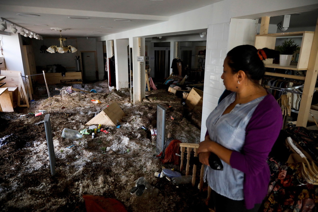 Le magasin de cette femme, à Arganda del Rey, a été ravagé par les flots.