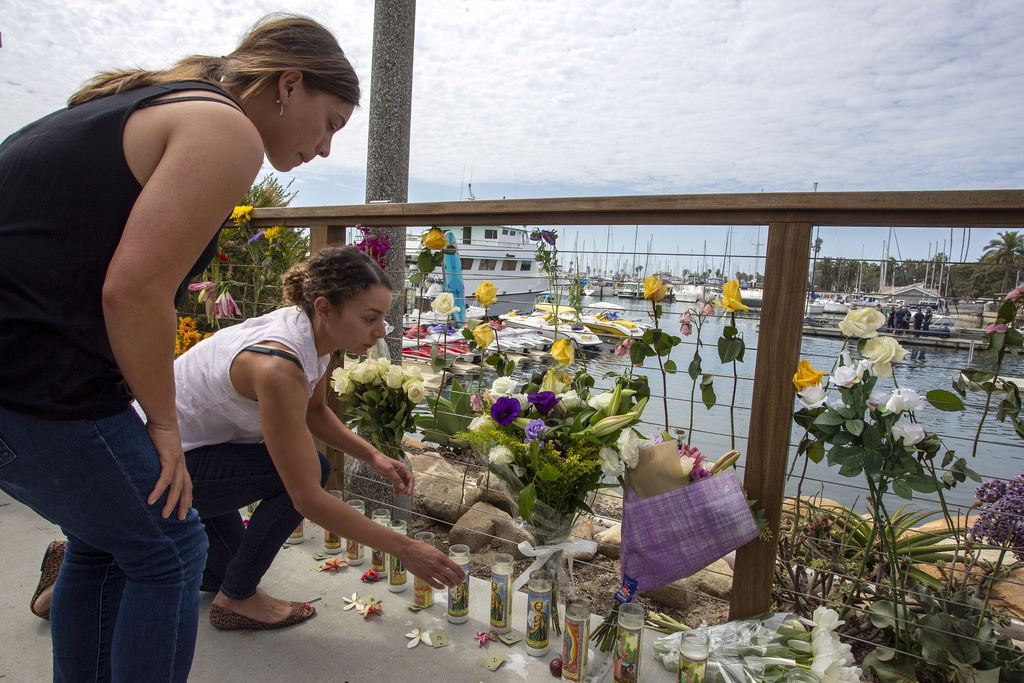 A Santa Barbara, des bougies et des fleurs sont déposées sur le quai, en hommage aux victimes.