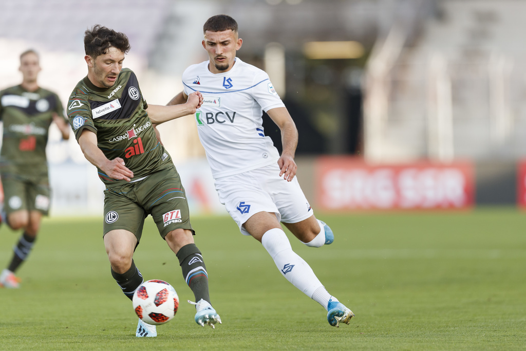 Le defenseur luganais Linus Obexer (à gauche) lutte pour le ballon avec l'attaquant lausannois Andi Zeqiri,