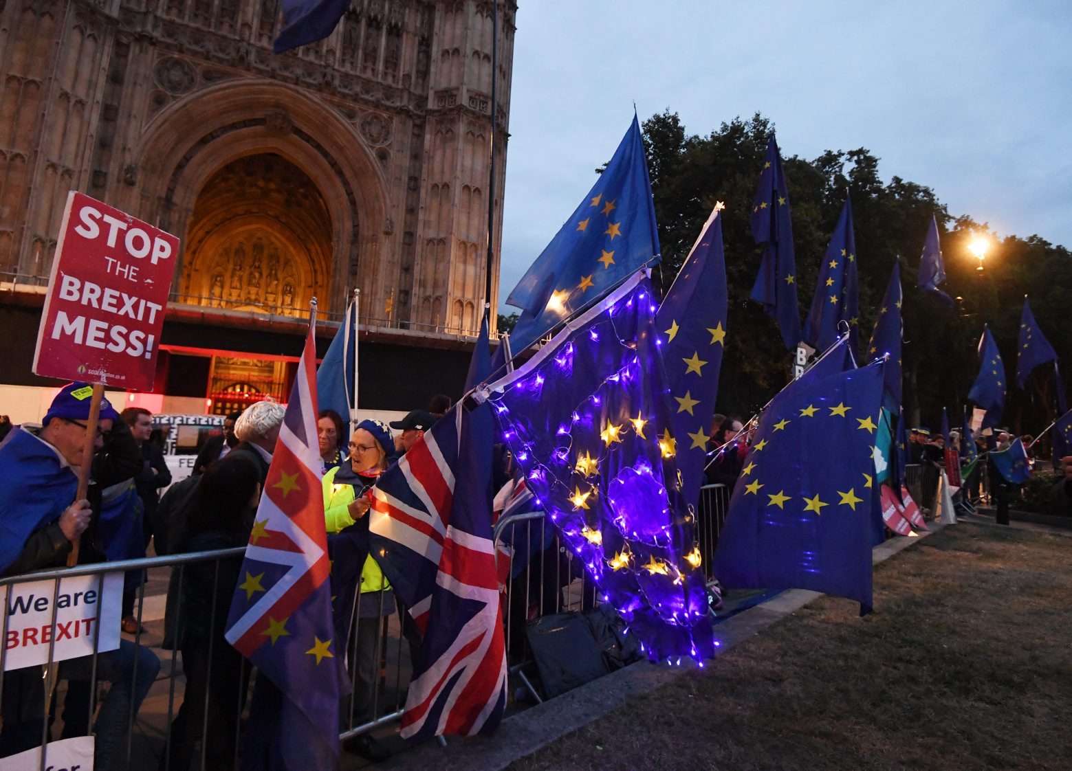 epa07830882 Anti Brexit protesters stand outside the Houses of Parliament in London, Britain, 09 September 2019. Britain's Prime Minister Boris Johnson will put forward a vote in Parliament later in the day where Members of Parliament will be asked to vote for an early snap election. Then after Parliamentary business on 09 September 2019 the five-week suspension of Parliament will begin and only resume on 14 October 2019.  EPA/FACUNDO ARRIZABALAGA BRITAIN POLITCS BREXIT PROTESTS