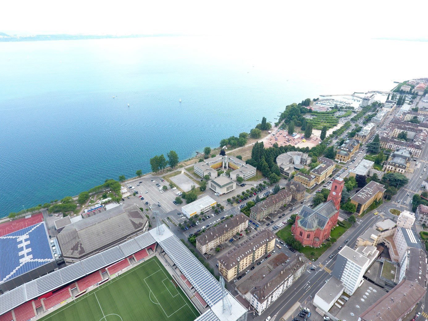 Le nouveau bâtiment de l'Université de Neuchâtel devrait s'édifier juste à côté des actuels locaux de la Faculté des lettres, au bord du lac.