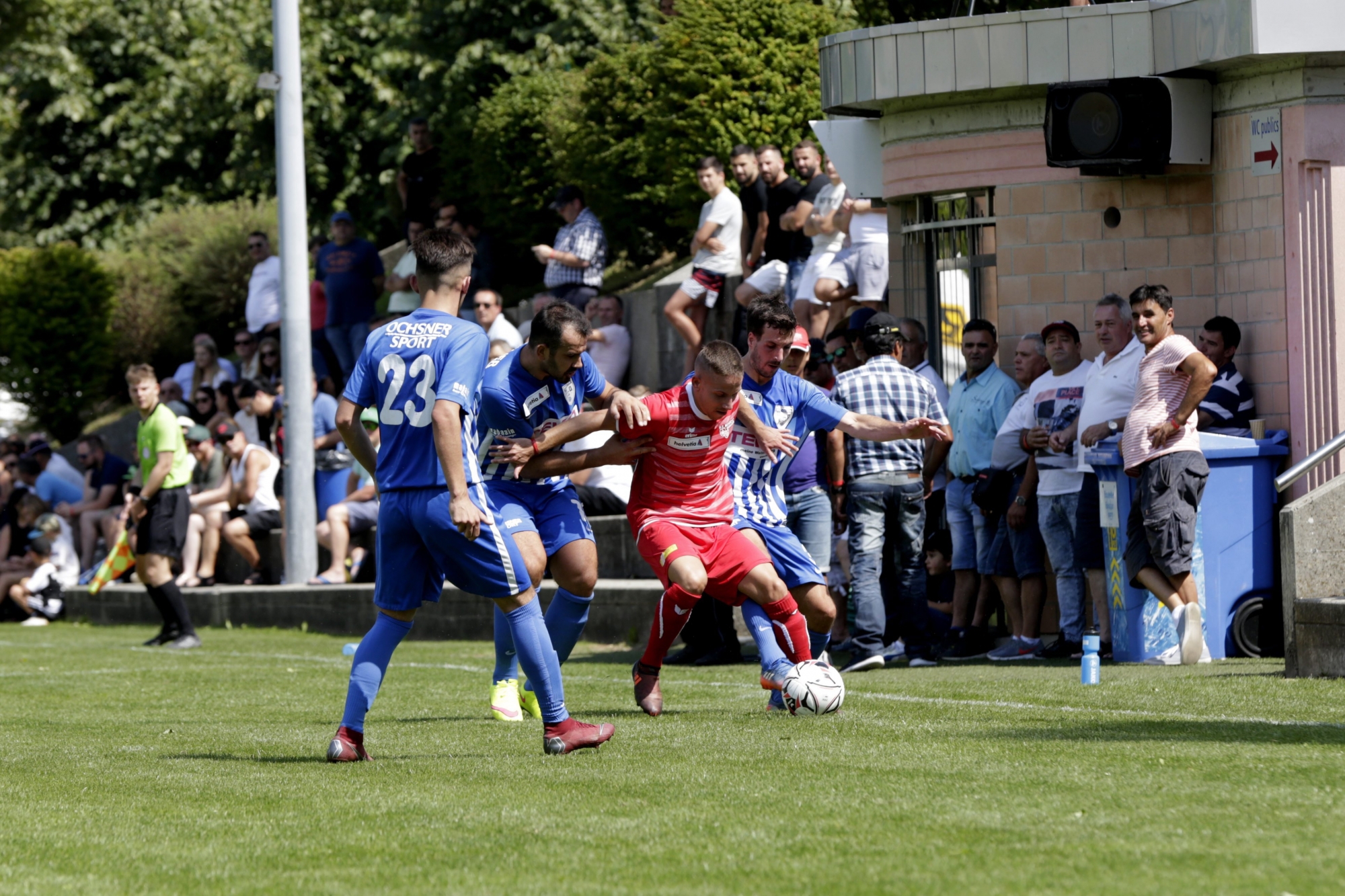 Le joueur bérochal Yoann Burgat (en rouge) est bien entouré. Mais les Neuchâtelois ont eu le dernier mot. © Muriel Antille