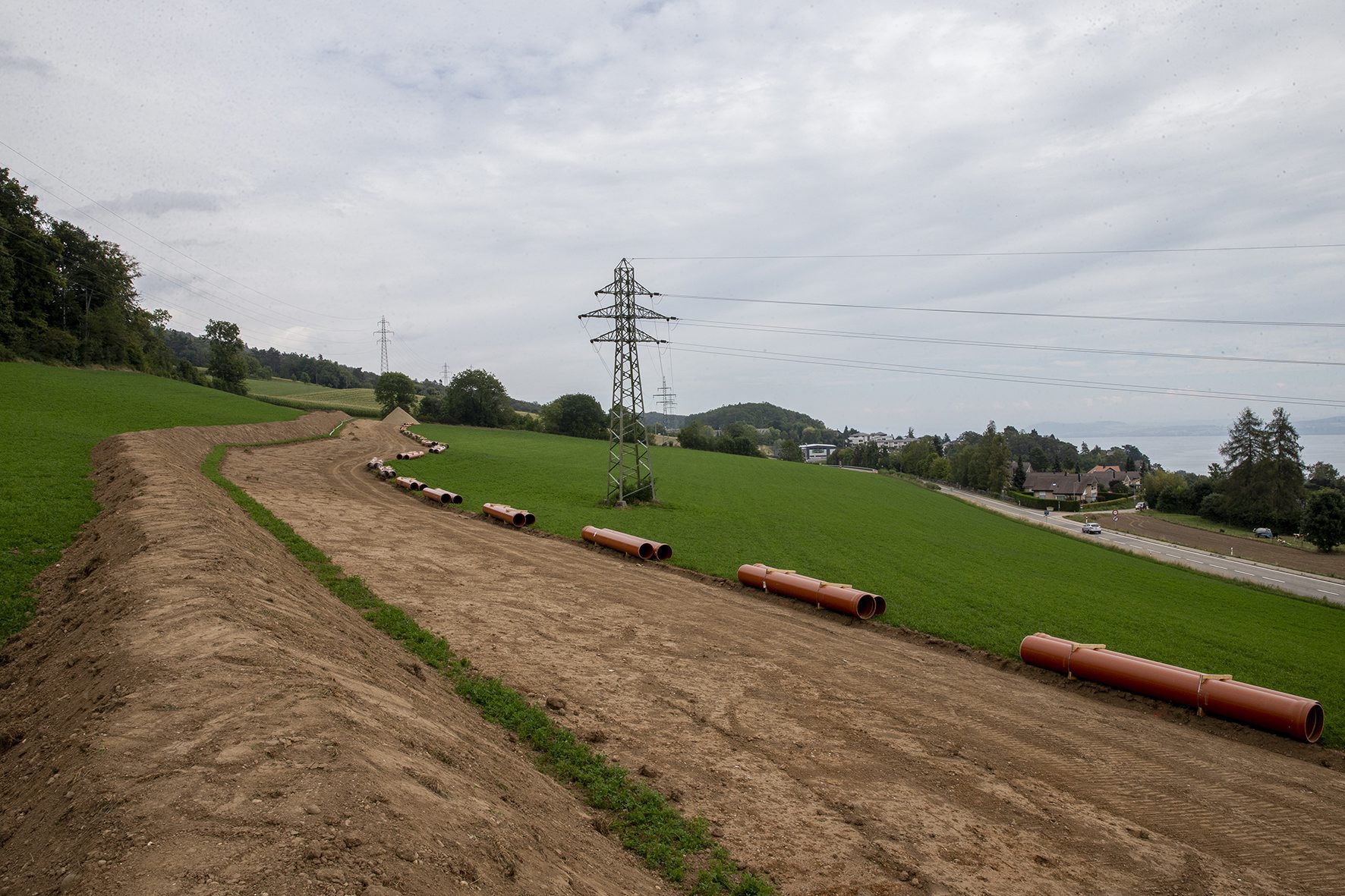 La pose de la nouvelle conduite d'eau aux abords de la H10, à Corcelles.