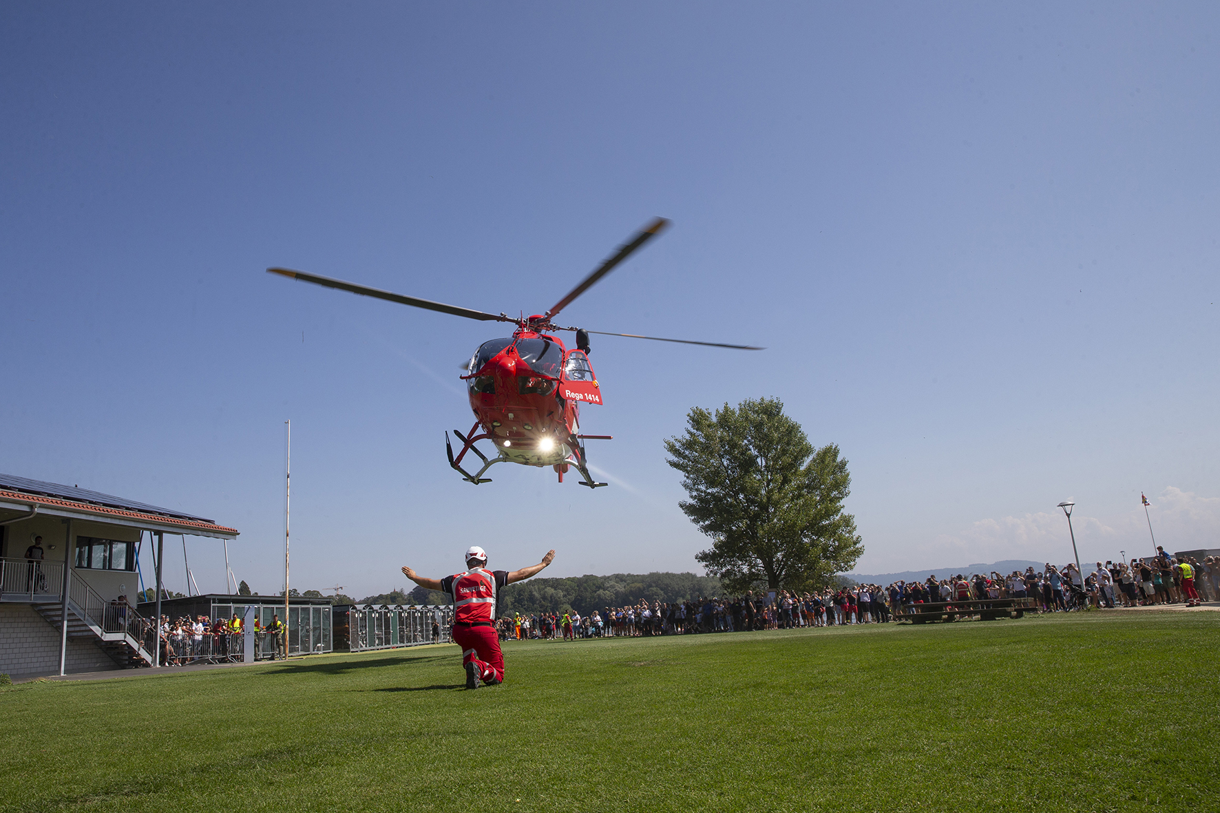 La fête internationale du sauvetage au port de Saint-Blaise a comblé petits et grands avec la venue de l'hélicoptère de la Rega.