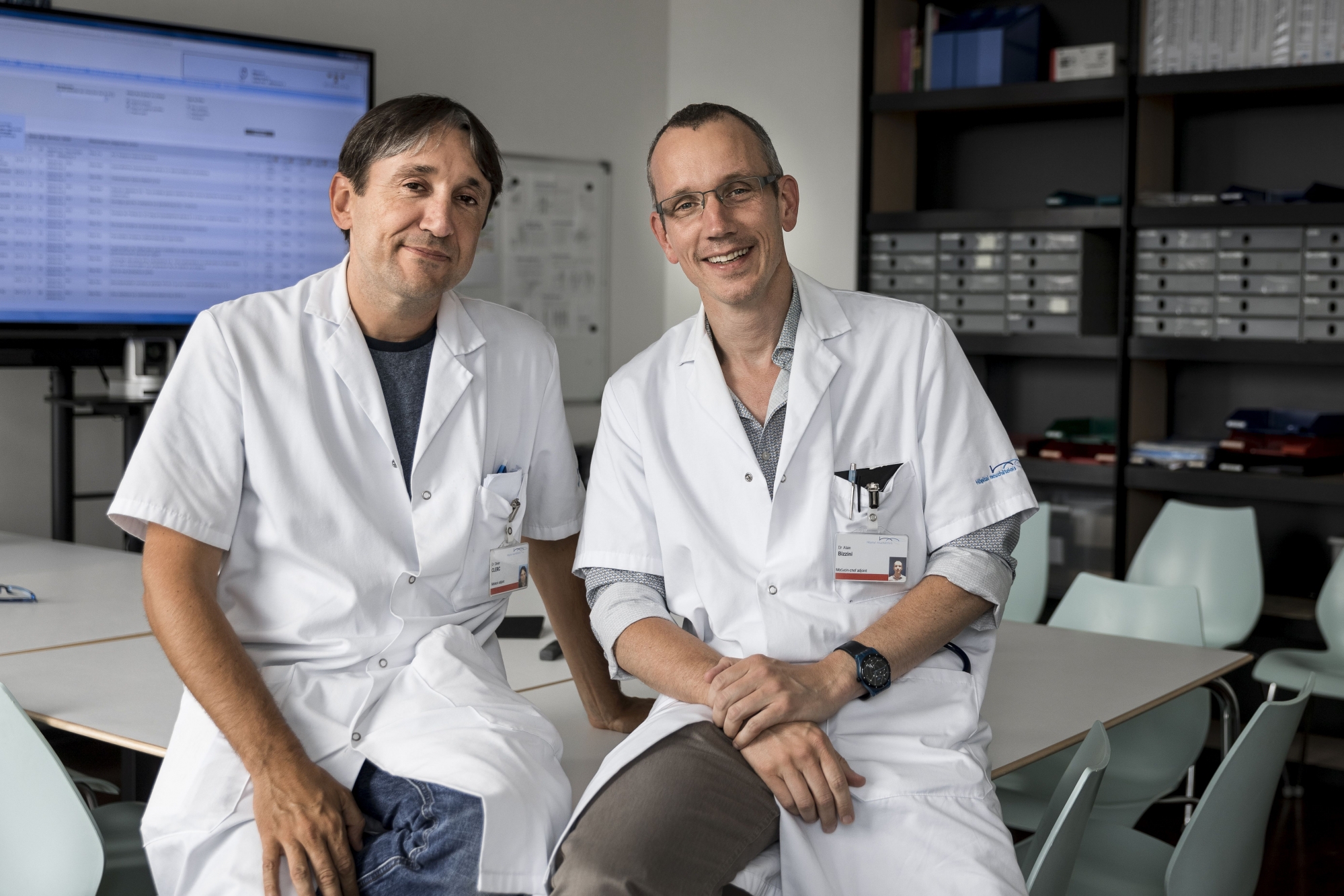 Le Dr Olivier Clerc (à gauche) et le Dr Alain Bizzini, infectiologues de l'HNE.