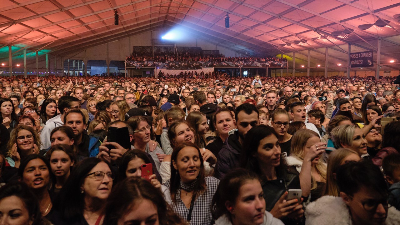 Le public s'est massé sous la grande tente pour le concert de Kendji Girac.