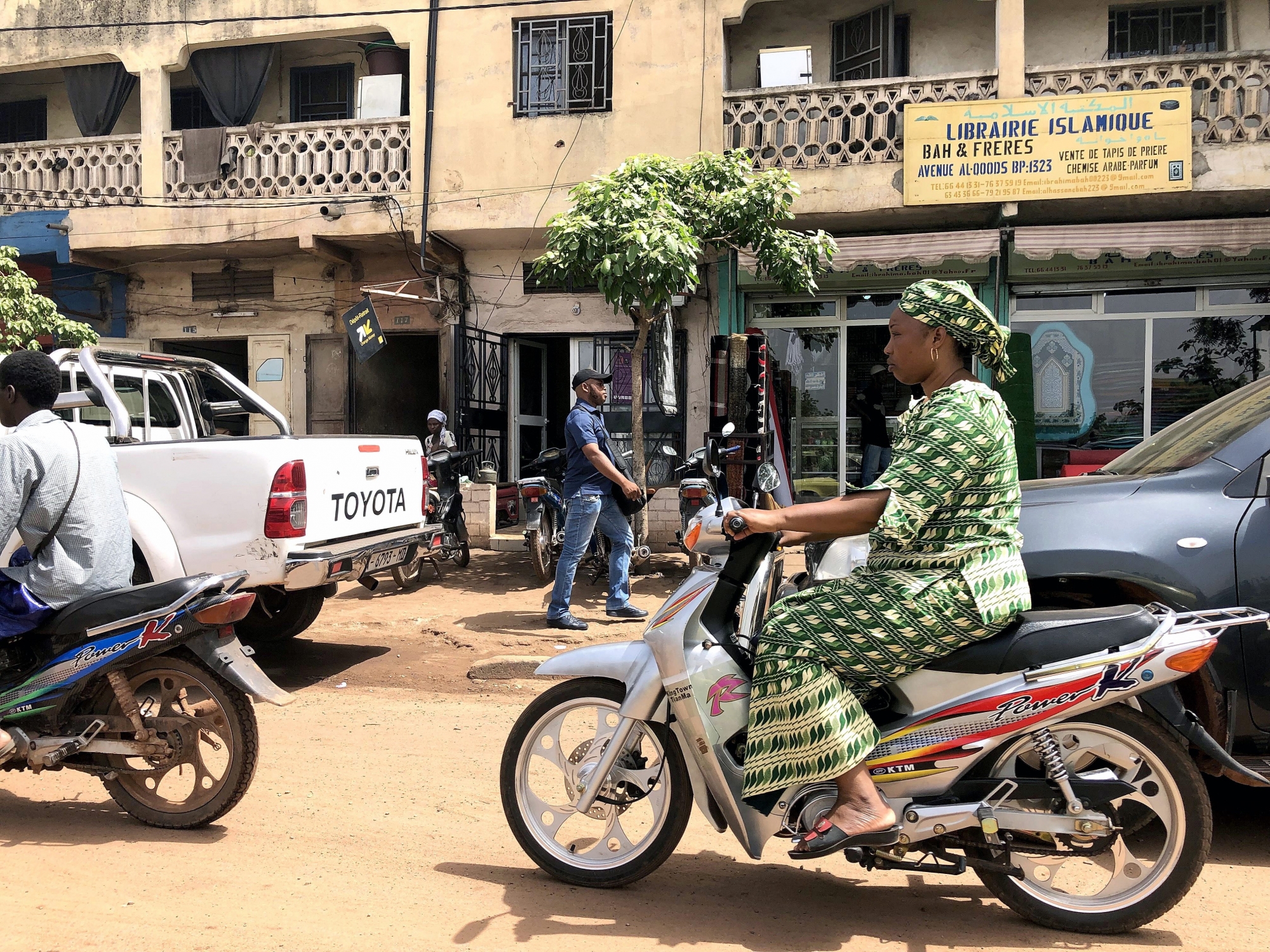 Une femme chevauchant sa moto dans les rues de la capitale Bamako. 