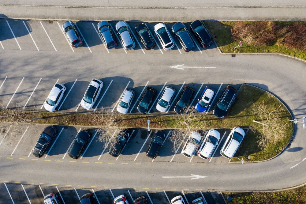 Dans le canton de Neuchâtel, le groupe popvertsol veut taxer les propriétaires de parking pour financer les transports publics.