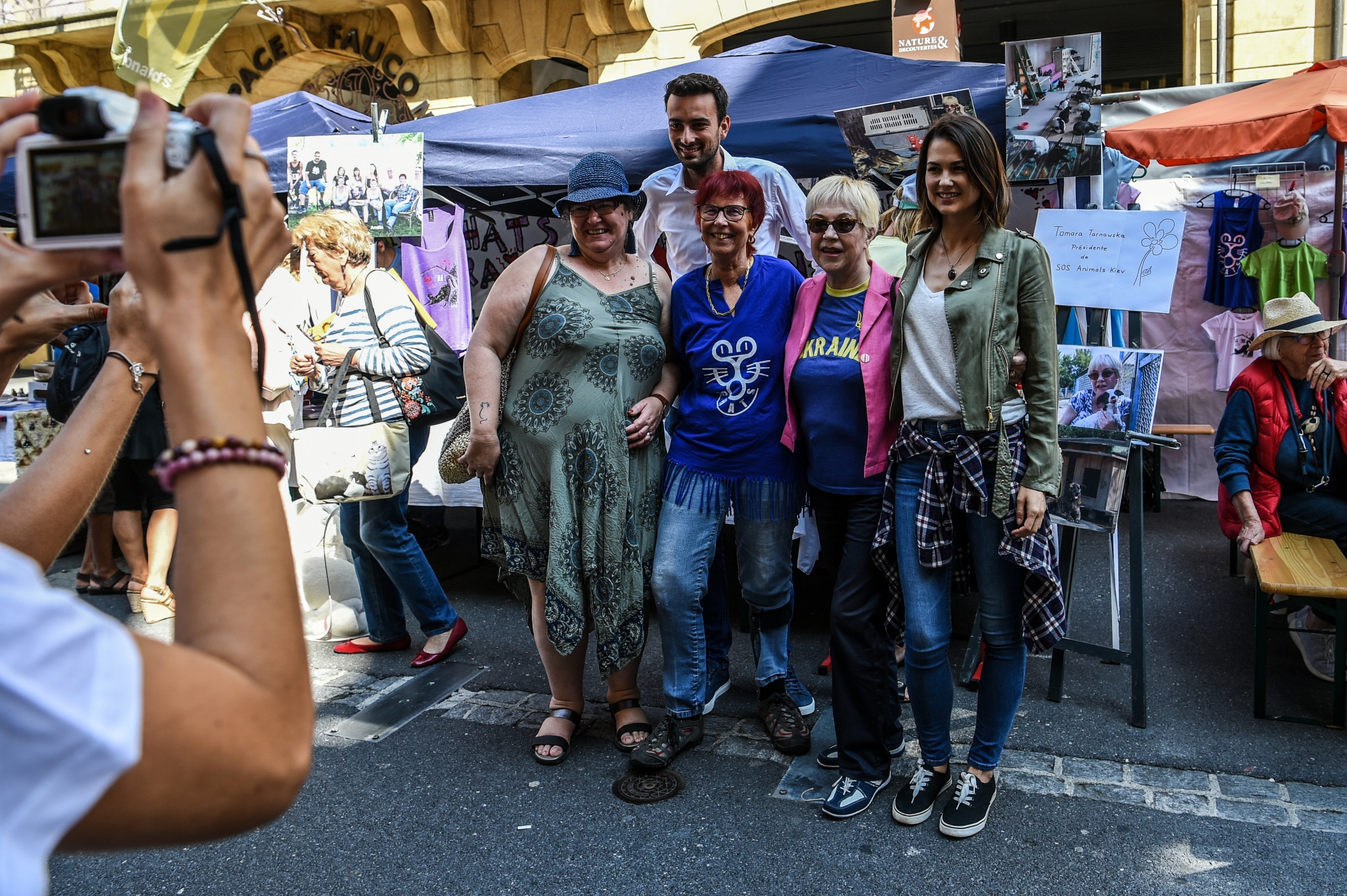 Laurianne Gilliéron (à droite) était l'une des personnalités présentes au stand de Tomi Tomek (troisième depuis la droite) dans le cadre de la journée internationale des animaux sans foyer.