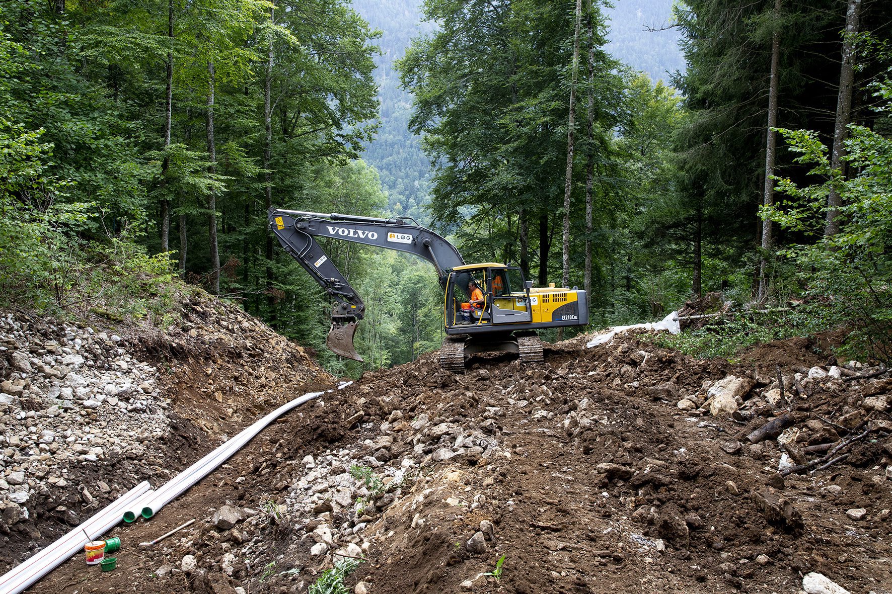 La pose des nouvelles canalisations d'eau potable pour La Chaux-de-Fonds.