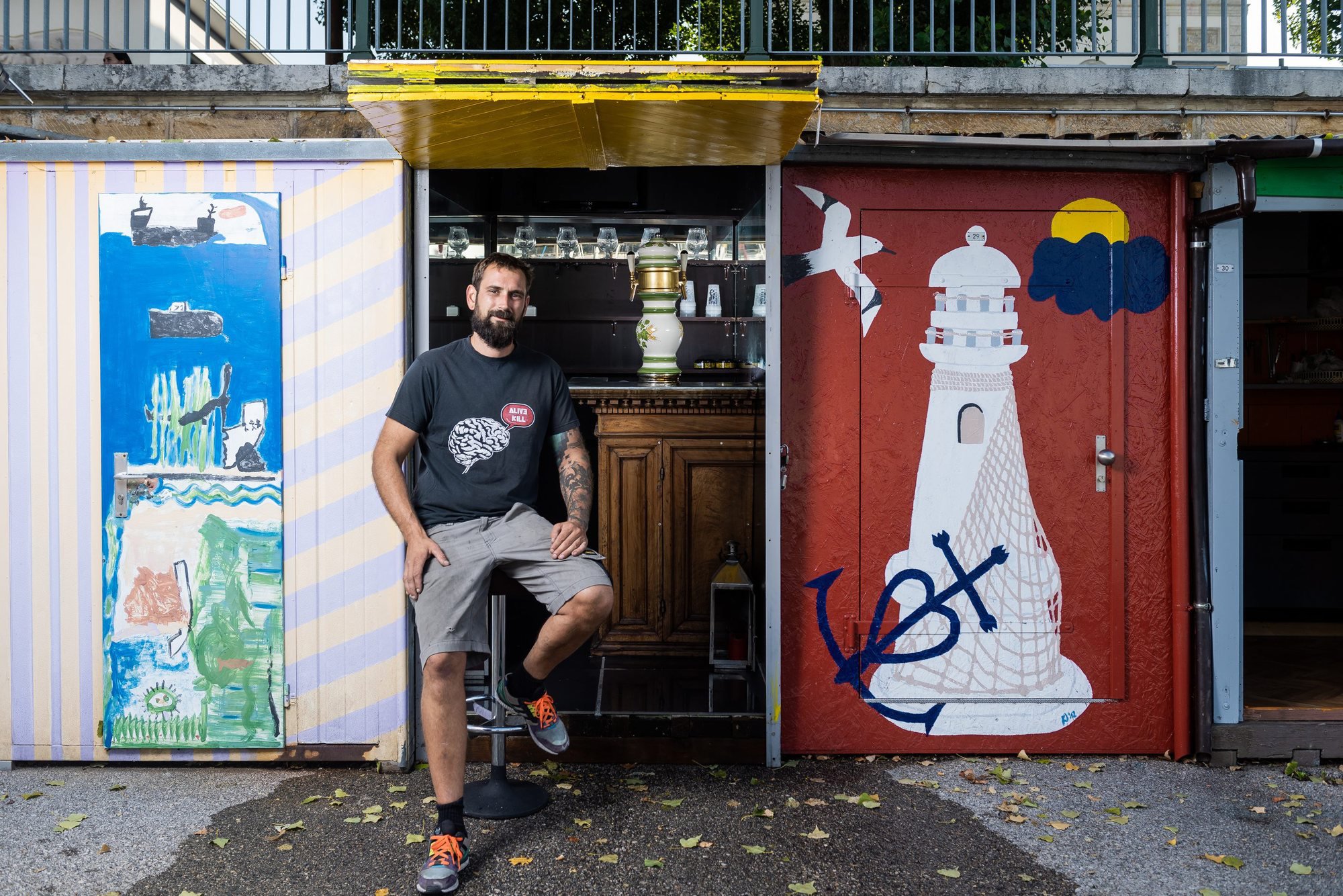 Jonathan Perret devant son petit bar du port de Neuchâtel.