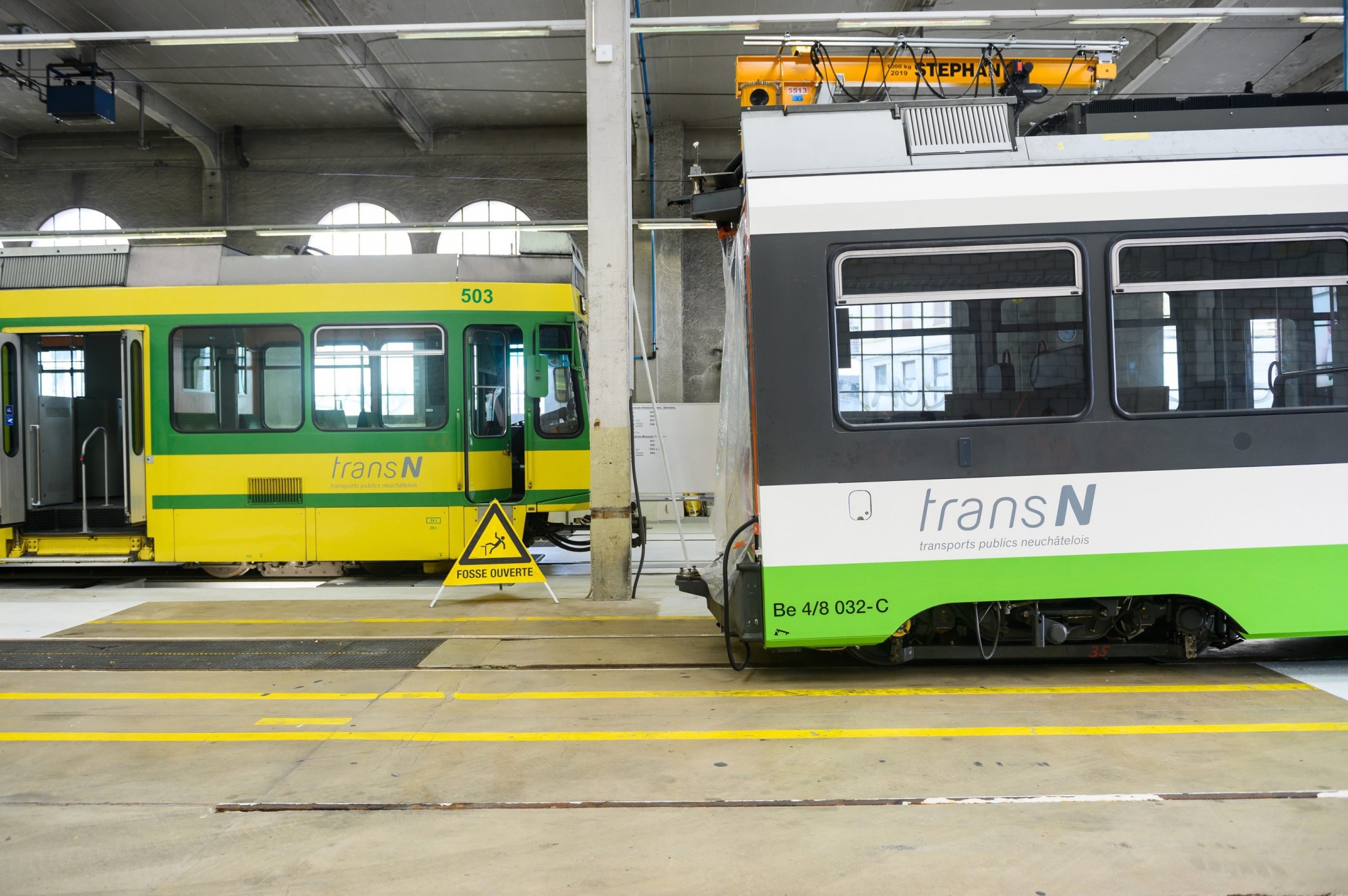 A l'arrivée du nouveau tram (au premier plan) en avril dernier, TransN et le Musée du tram n'imaginaient pas que les anciennes rames (derrière, à gauche) circuleraient encore cet automne.