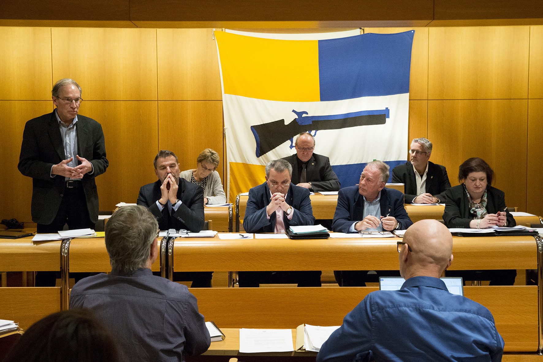 Le Conseil communal de Peseux est actuellement composé d'un vert'libéral (Philipp Niedermann, debout, à gauche) et de quatre libéraux-radicaux (de g. à dr., Rolf Schneider, Michel Rossi, Roger Poirier et Nicole Mühlethaler).