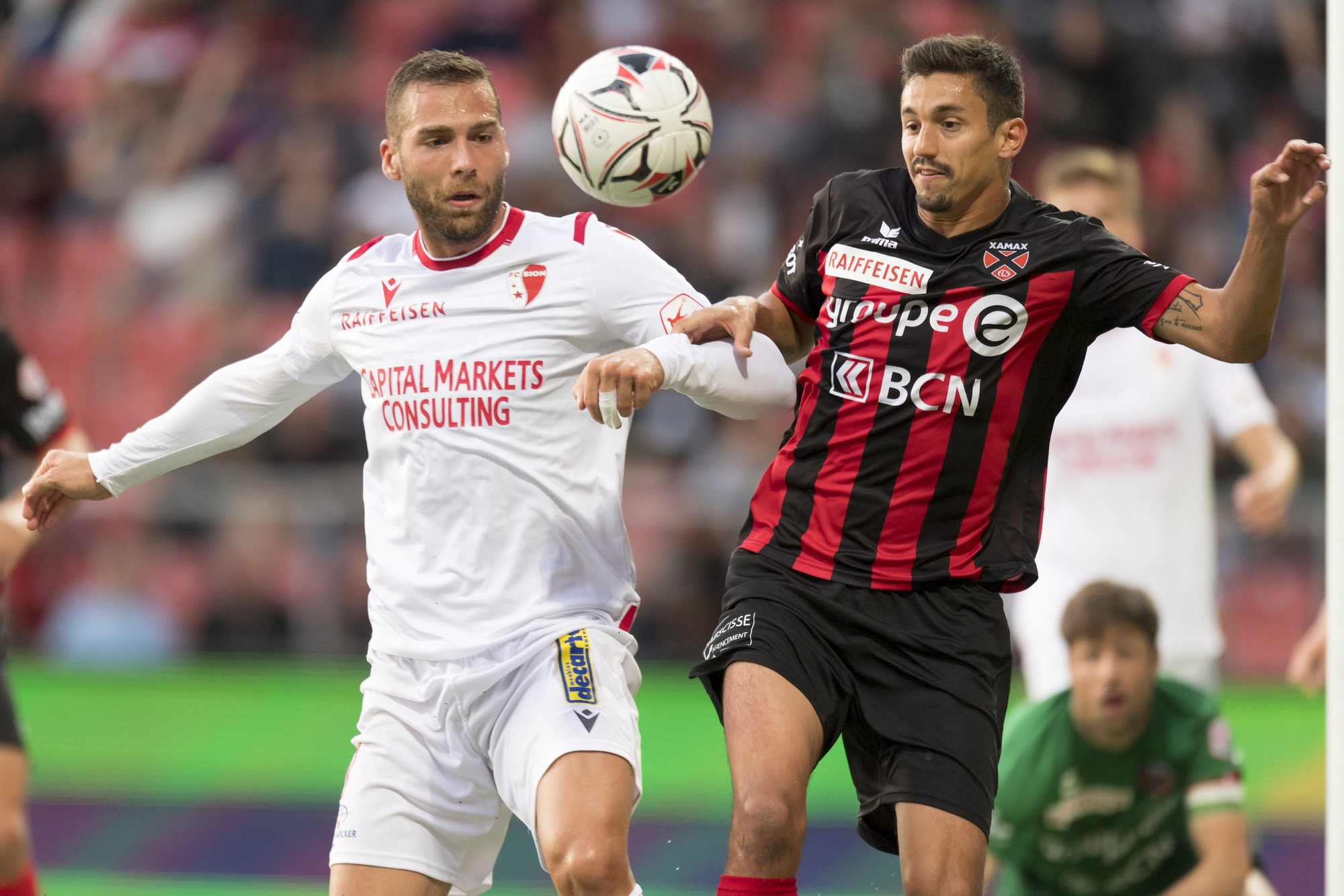 Mike Gomes (à droite) et ses coéquipiers n’ont pas pu empêcher Pajtim Kasami de signer un doublé pour offrir la victoire à Sion.