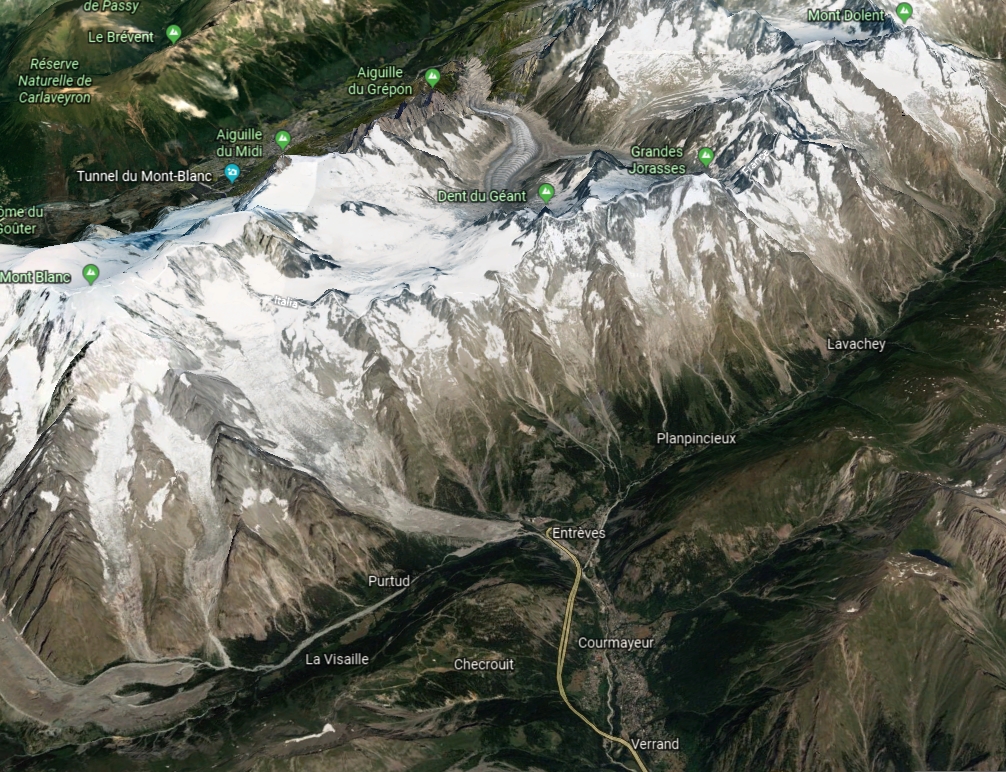 Le glacier surplombe le village de Planpincieux, à la frontière entre la France, l'Italie et la Suisse.