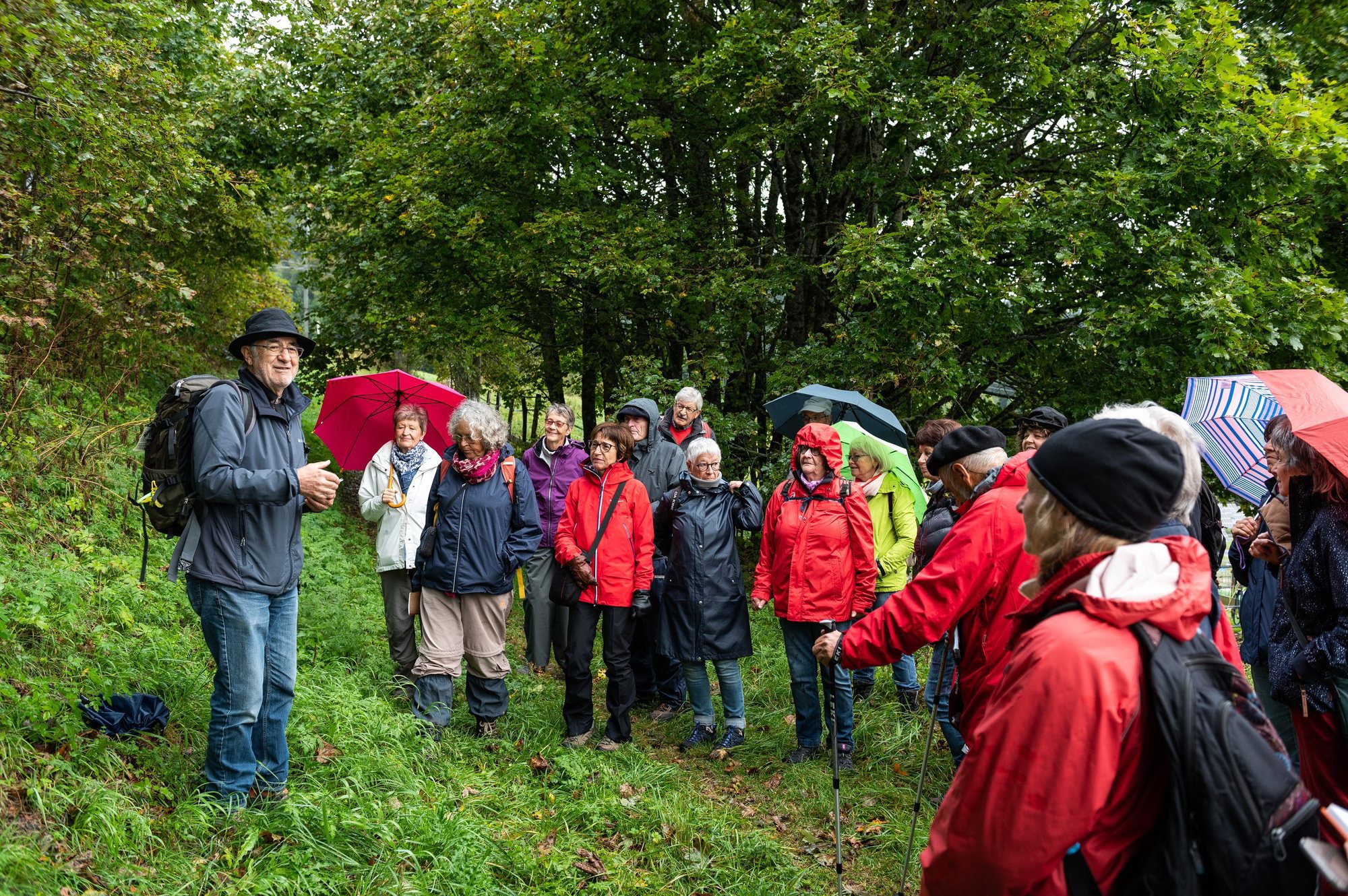 Une grosse trentaine de personnes ont suivi les explications du biologiste Frédéric Cuche (à gauche).