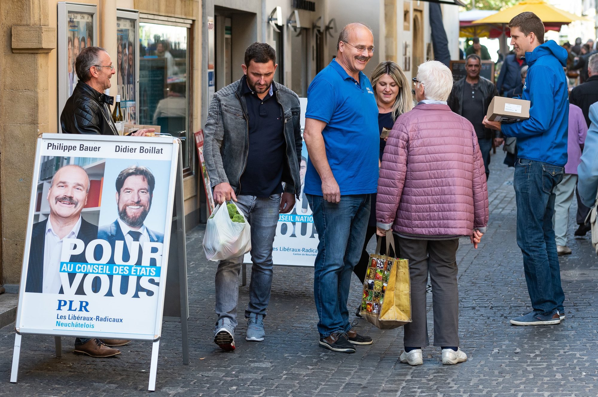 La campagne personnelle des candidats neuchâtelois aux élections fédérales se limite essentiellement à la participation aux stands du parti. Par exemple, Philippe Bauer sur le stand du PLR samedi matin à Neuchâtel.