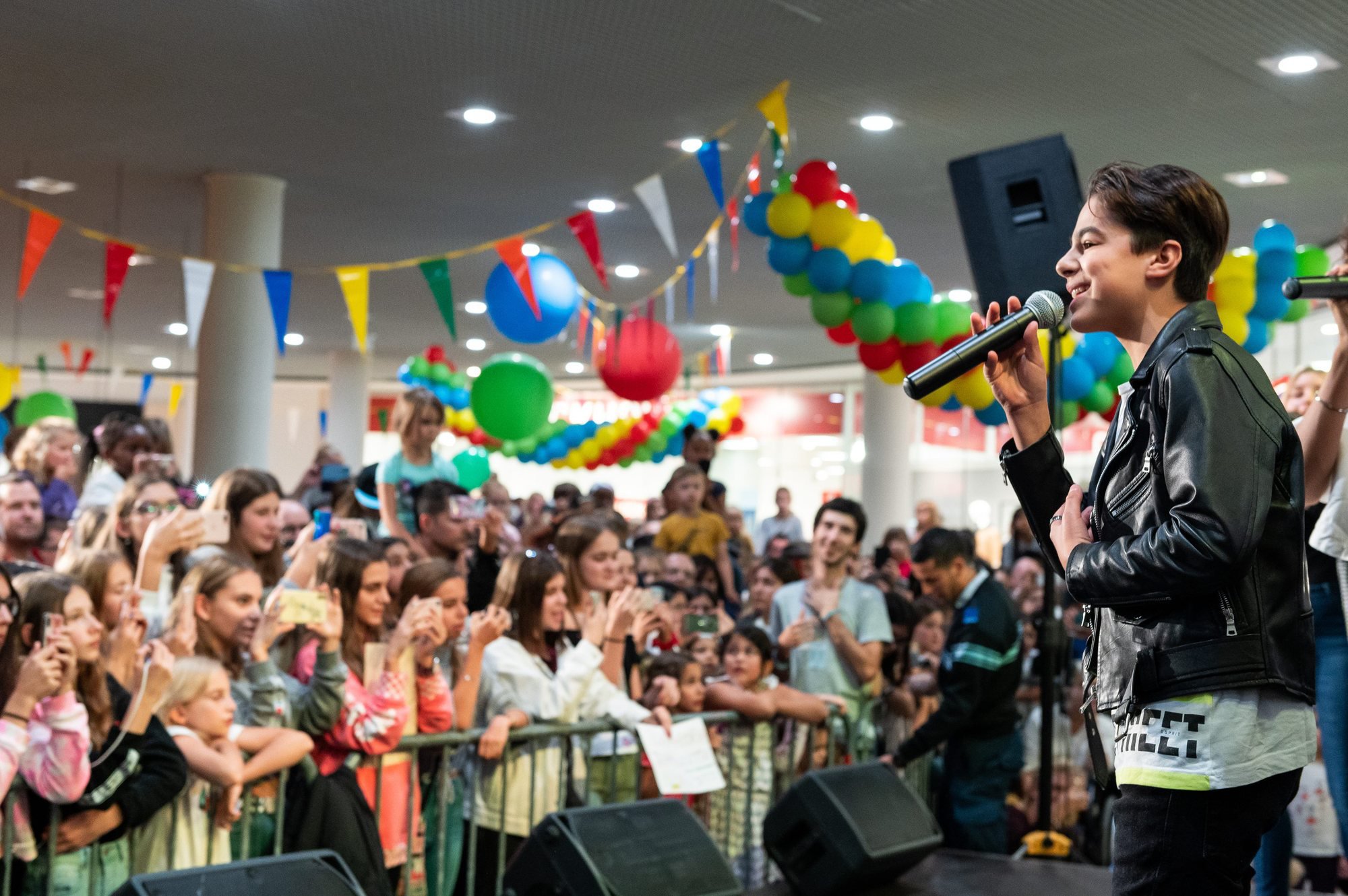 En interprétant de grands classiques, Nathan et les nouveaux Kids United ont fait vibrer la foule samedi à la Maladière-Centre.