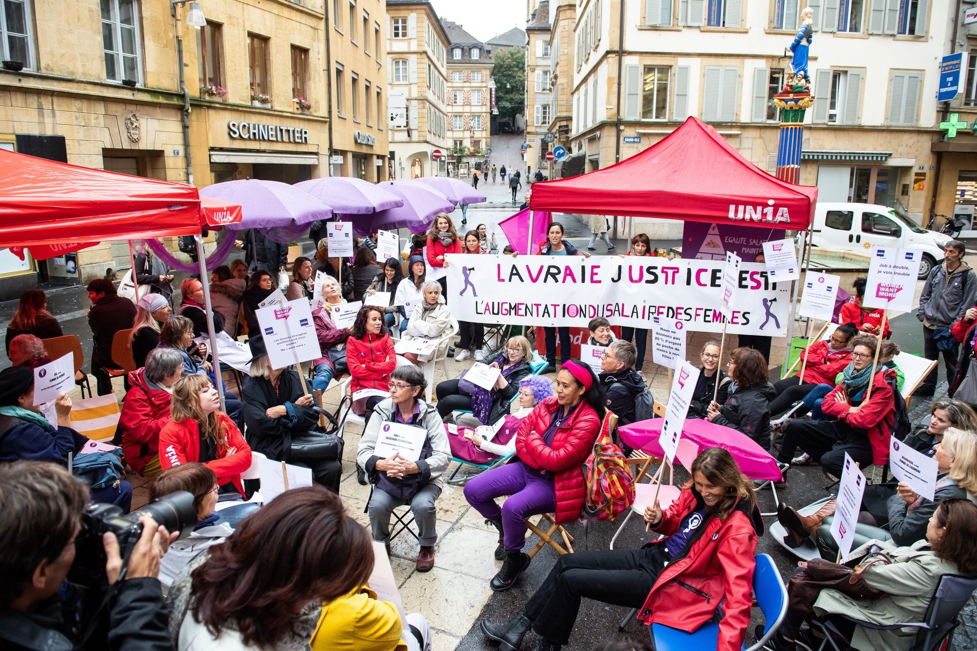 Une petite centaine de personnes ont manifesté pour l'égalité salariale ce lundi à Neuchâtel.