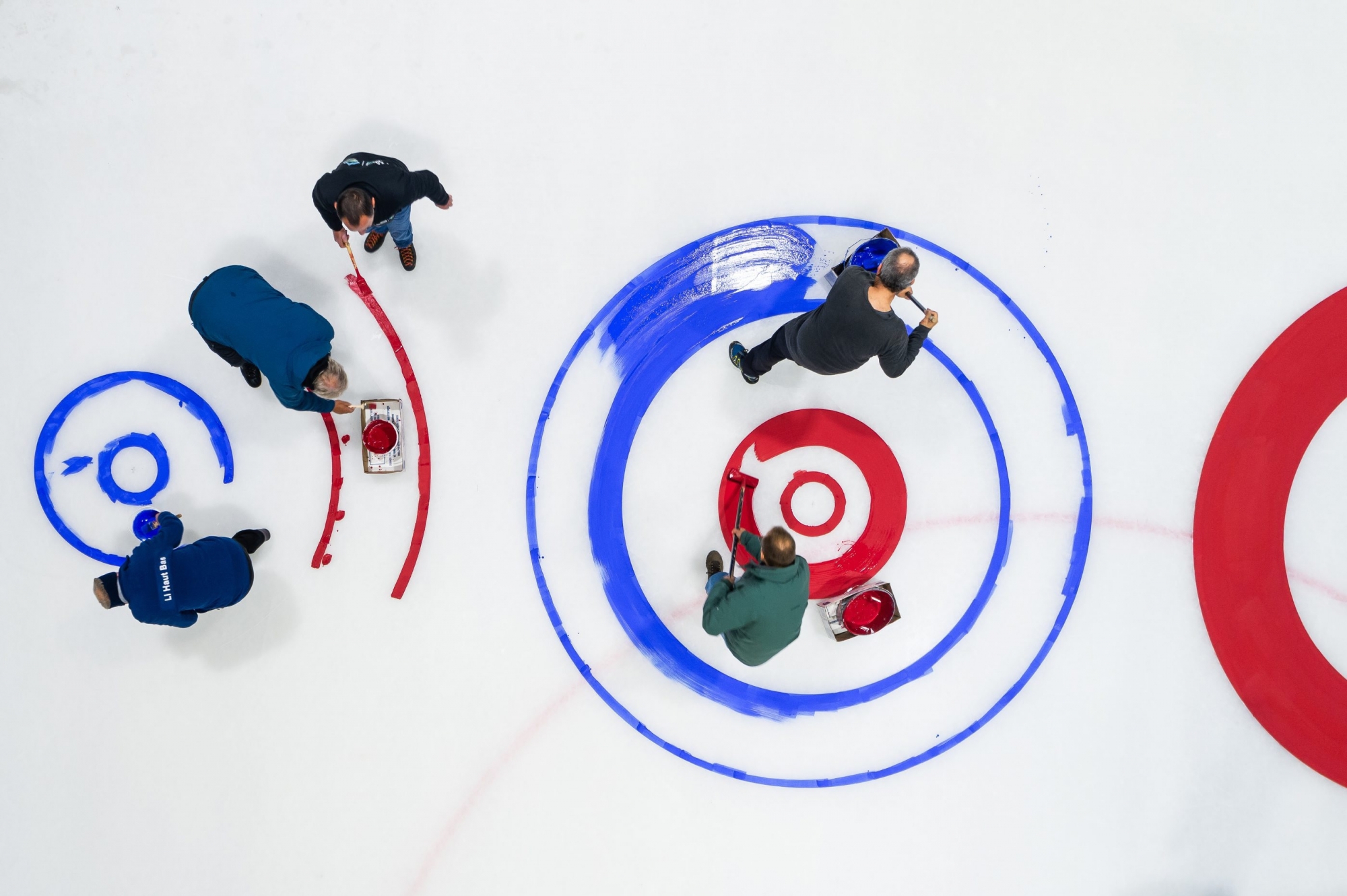 Le curling est un travail d'équipe. La préparation des pistes ne fait pas exception.