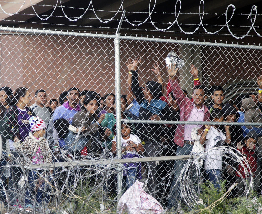 Au Texas (Etats-Unis), des familles de migrants ainsi que des enfants non accompagnés sont parqués dans des centres surpeuplés.