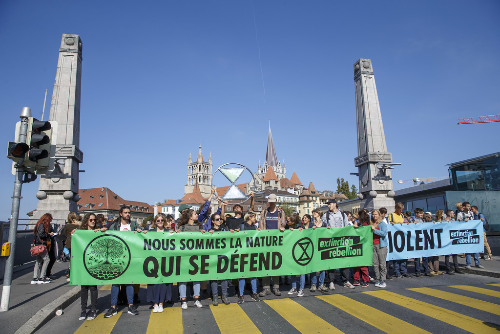 Des militants d'Extinction Rebellion se sont installés sur le pont Bessières de Lausanne vendredi en fin de matinée.