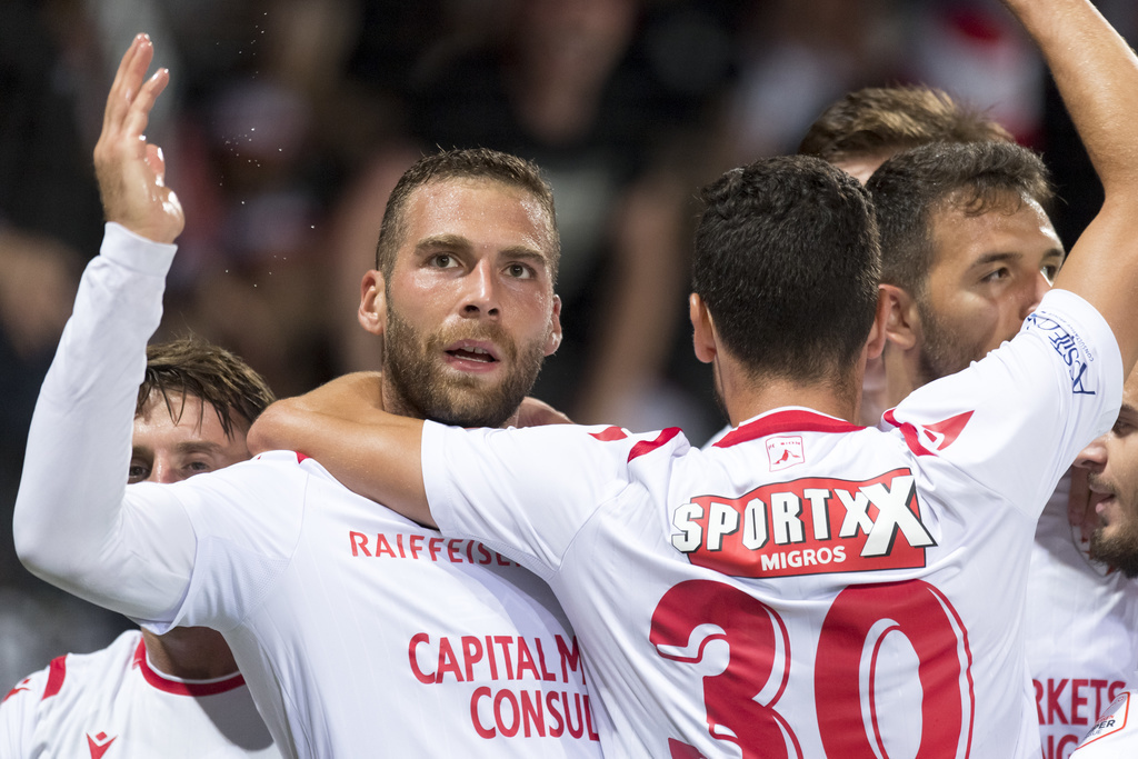 Le milieu valaisan Pajtim Kasami, gauche, celebre le 2 a 1 avec ses coequipiers lors de la rencontre de football de Super League entre Neuchatel Xamax FCS et FC Sion.